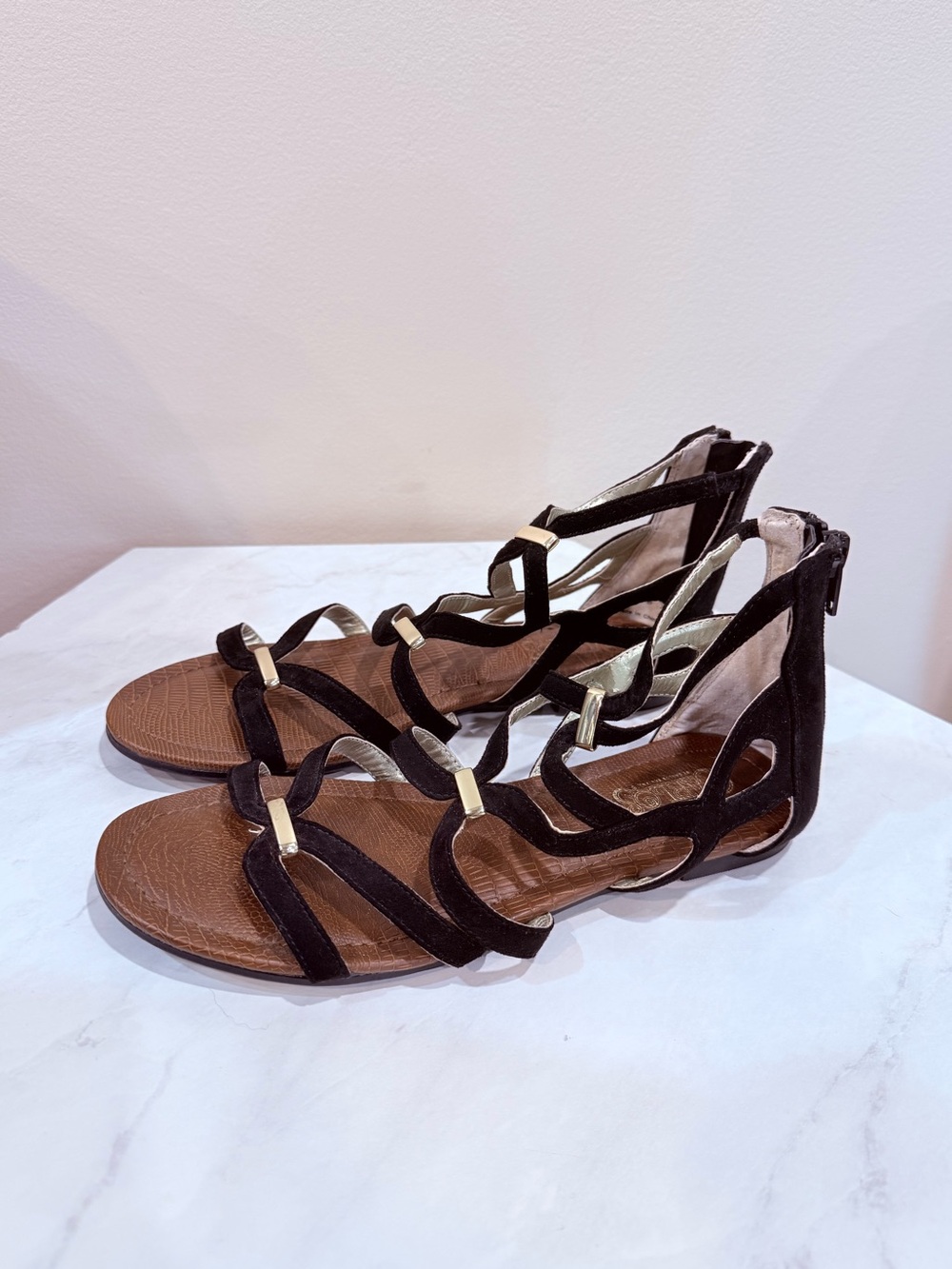 🔥Carlos Santana Black Strappy Gladiator Sandals with Gold Accents Women’s Size 5